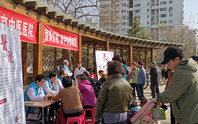 【学雷锋日】九游会j9首页(官方)网站/网页版登录入口/手机版本APP下载,举办“爱满京城，牵手智慧家医”志愿服务活动(图2)